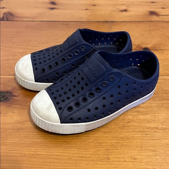 NATIVE Jefferson Sugarlite Slip On Shoes Navy White Unisex Size 9 - Picture 2 of 7